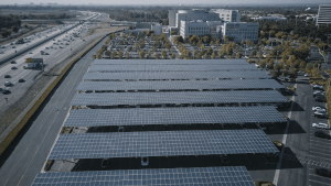 Solarcarport: Stromgewinnung über dem Autostellplatz