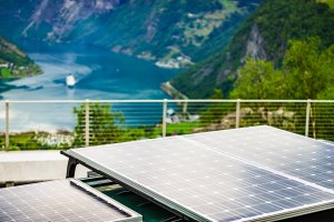 Wer gerne flexibel reist, ist mit einer Solaranlage für sein Wohnmobil gut bedient.