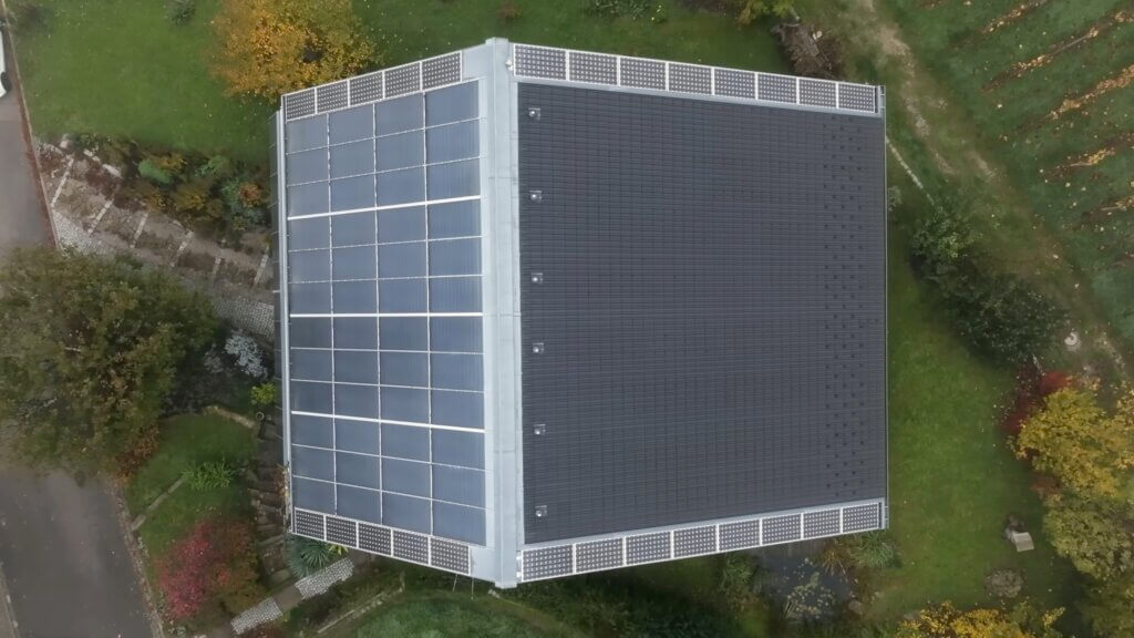 Photovoltaik Module befinden sich an den Dachüberhängen. 