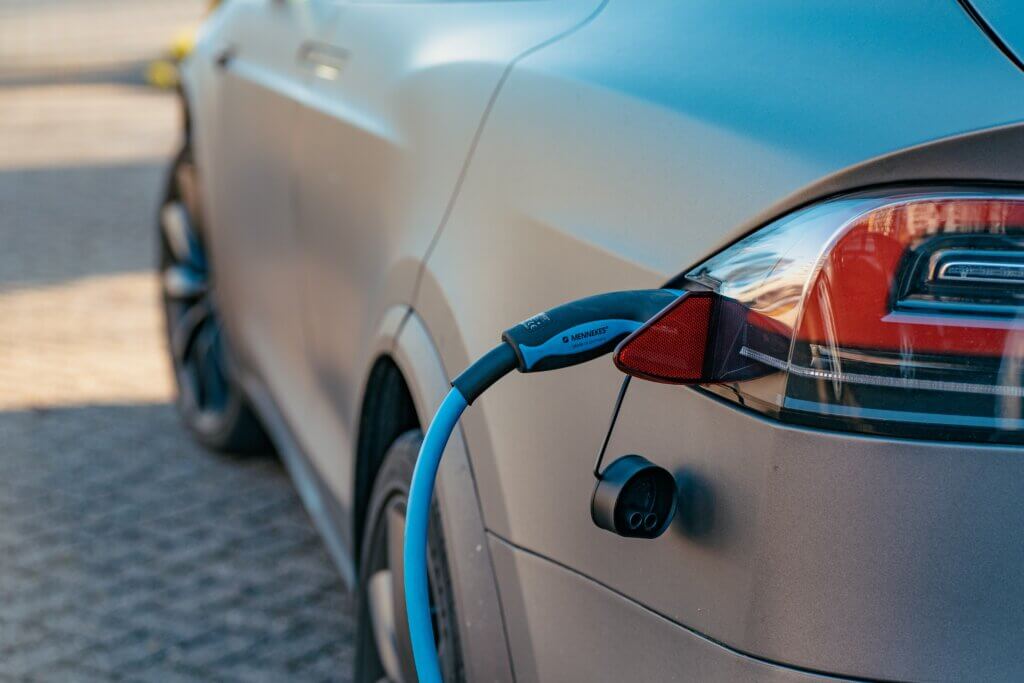 Verbesserung von Lithium-Ionen-Batterien für E-Autos.