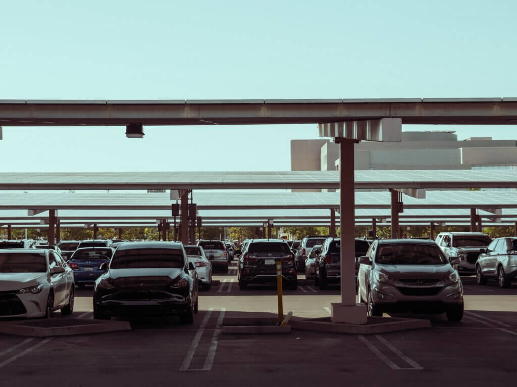 Solaranlagen auf Parkplätzen zu bauen ist bürokratisch einfacher, als auf Freiflächenanlagen.